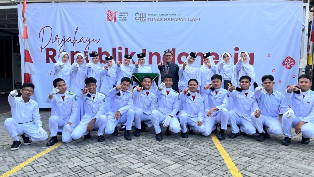 Generasi Muda Kobarkan Spirit Pahlawan: Upacara Bendera 17 Agustus Tunas Harapan Ilahi Berjalan Tuntas dan Memukau